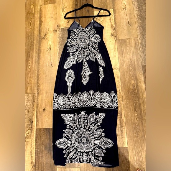 Elegant Navy and White Spaghetti Strap Dress - Picture 10 of 13